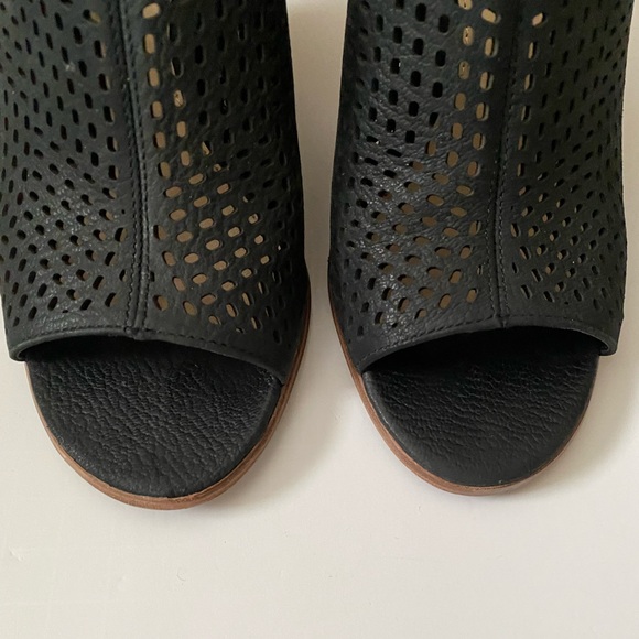 Vince Camuto Peep toe sandal - Picture 8 of 13